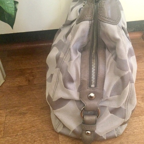 Coach Maggie Op Art Signature Silver Handbag - Picture 4 of 16